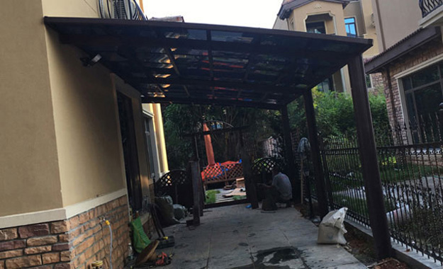 崇左碧桂園陽臺雨棚車棚安裝實例