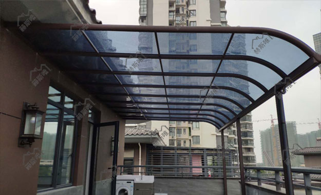 海南?？谟昱?胡先生