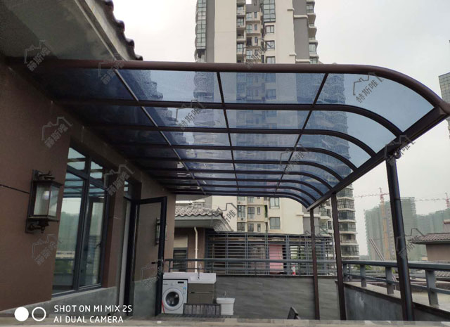 海南?？谟昱?胡先生