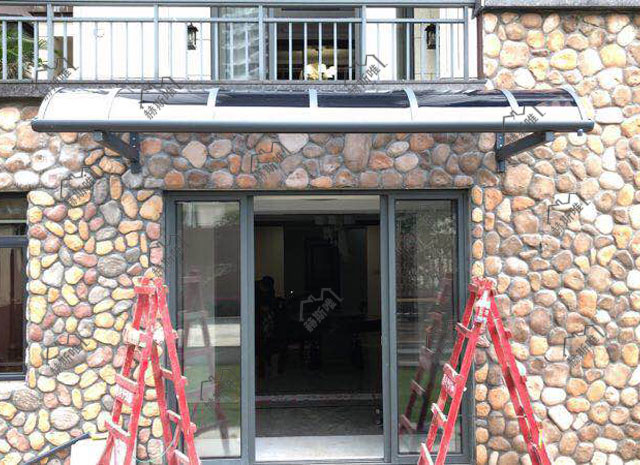 海南?？谟昱?胡先生